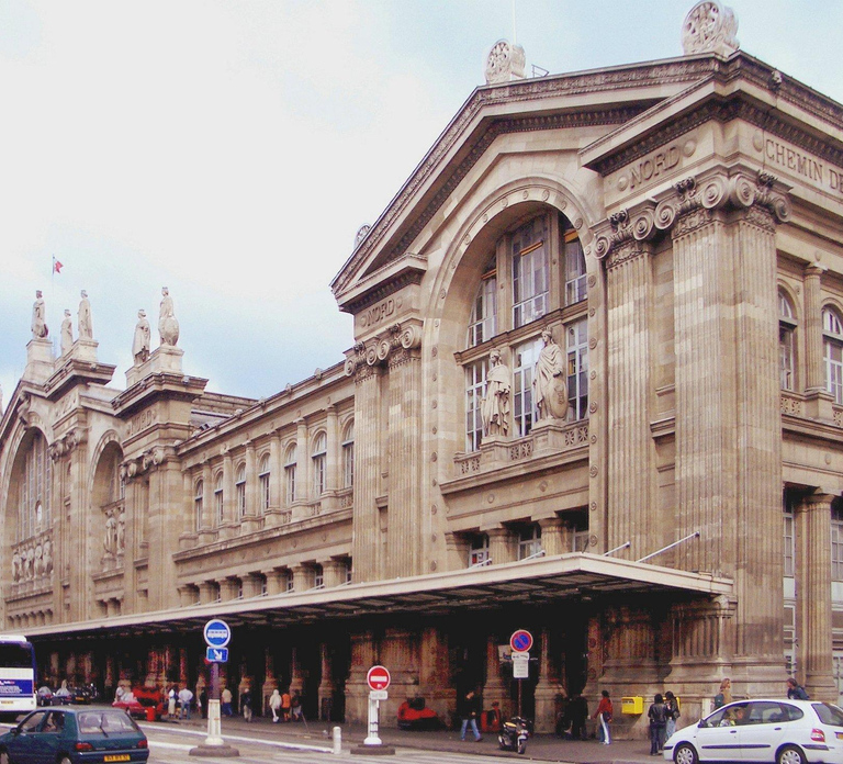 Paris: Private 1-Way Train Station to Hotel Transfer