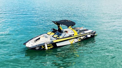 Hong Kong Yacht Charter: Surfing in Hong Kong's Shallow Bay Surfing Paradise (Minimum 2 Hours) Transport Passes
