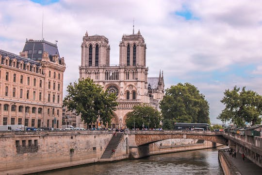 Romantic Paris Exploration Game and Tour