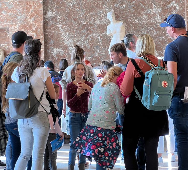 Paris Louvre: 2-Hour Private Tour for Groups or Families