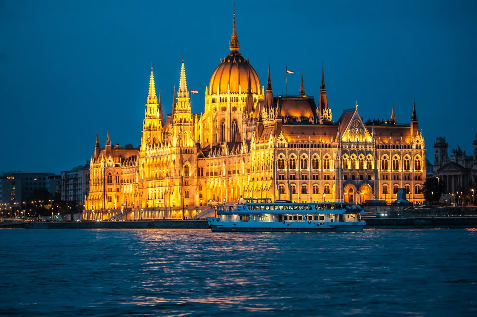 Budapest: By Night Sightseeing Cruise with Welcome Drink