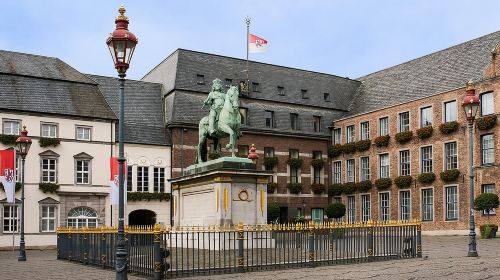 A Rhine Adventure: Excursion from Cologne to Düsseldorf Day Tours