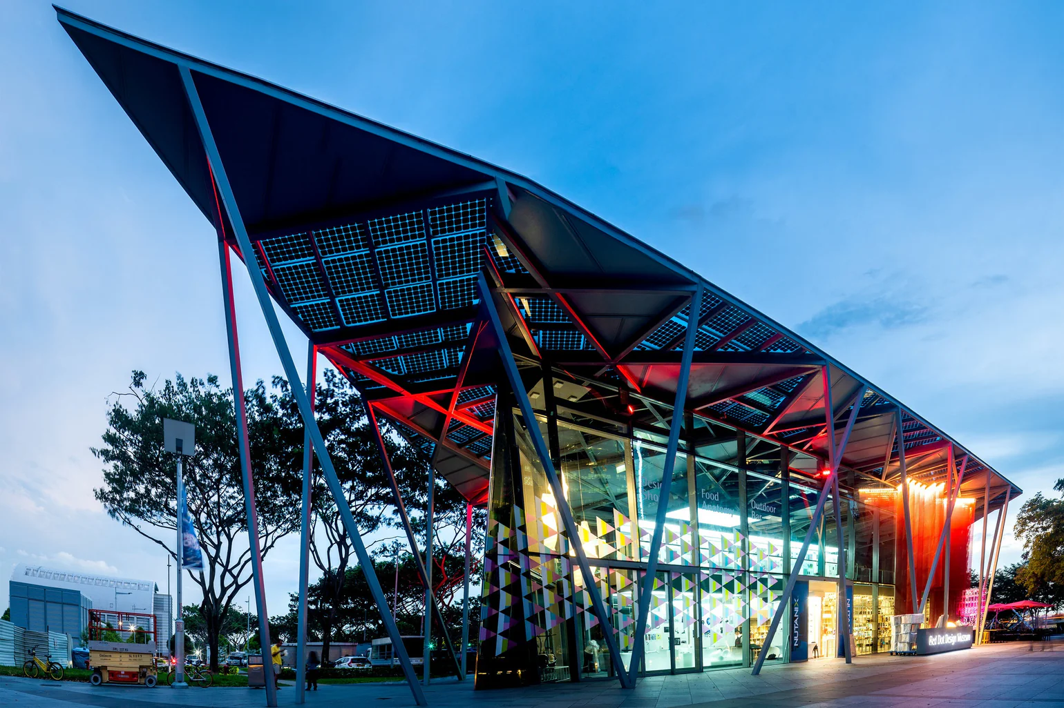 Pros and cons of living in Singapore